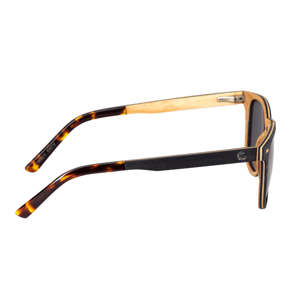 Side of wood wayfarer sunglasses: external arms dark wood, internal light wood, tortoiseshell acetate tips